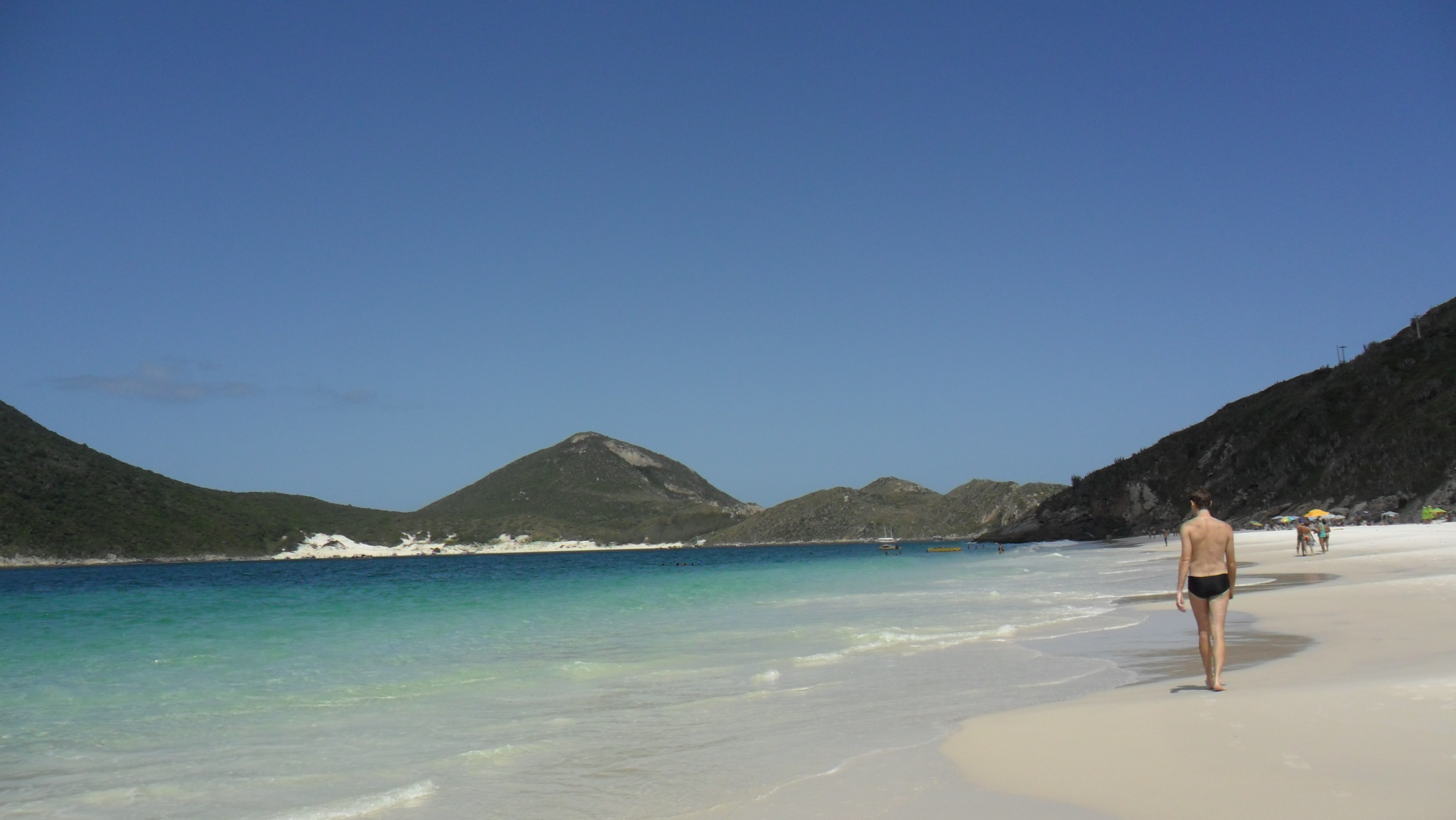 Mar azul na Praia do Farol em Arraial do Cabo