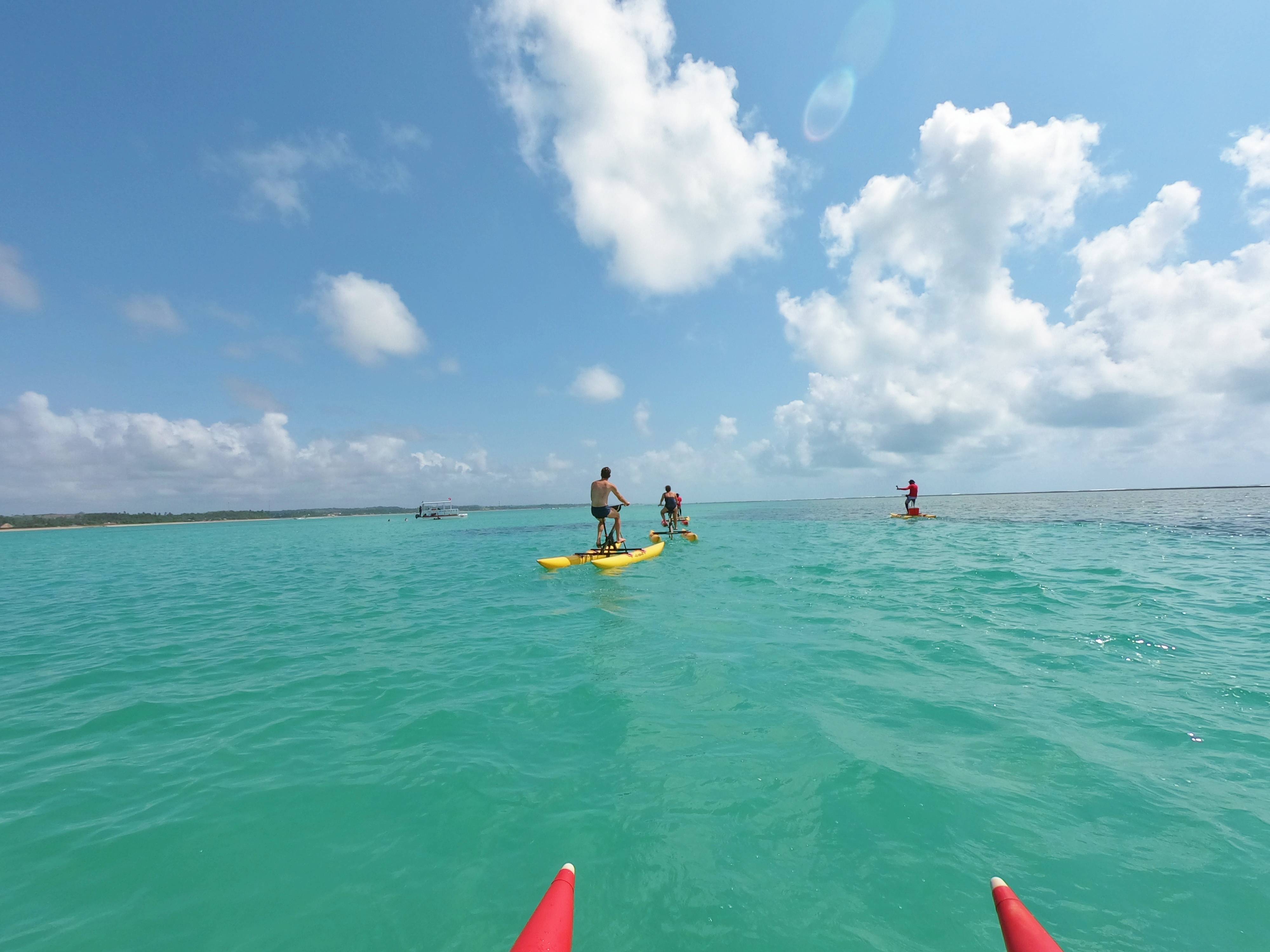 Passeio de bicicleta na água